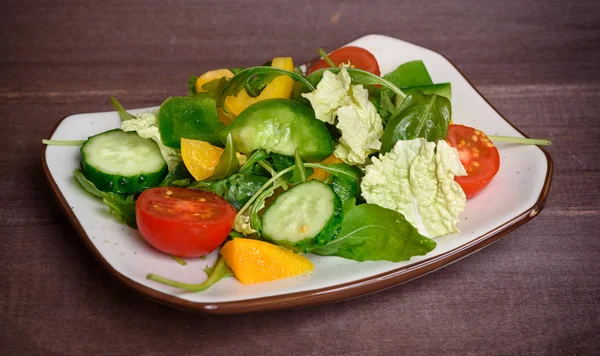 Zdravý zeleninový salát na talíři — Stock fotografie