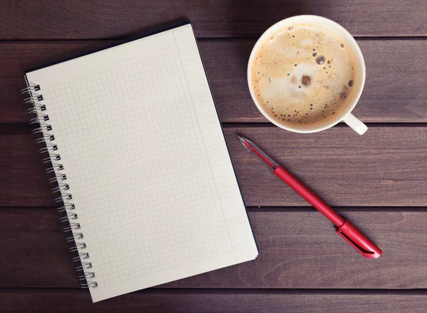 Csésze kávé notebook fa íróasztal — Stock Fotó