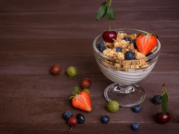 Müsli ve çilek kahvaltı. Sağlıklı beslenme — Stok fotoğraf