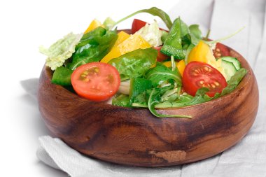 Ahşap bir kabın içinde sağlıklı sebze salatası