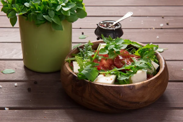 Salada de legumes com tomate e queijo feta — Fotografia de Stock