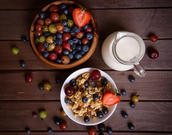 Kahvaltı müsli ve çilek. Yukarıdan görüntülemek — Stok fotoğraf