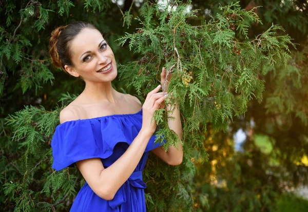 Mooi meisje in blauwe jurk buiten — Stockfoto