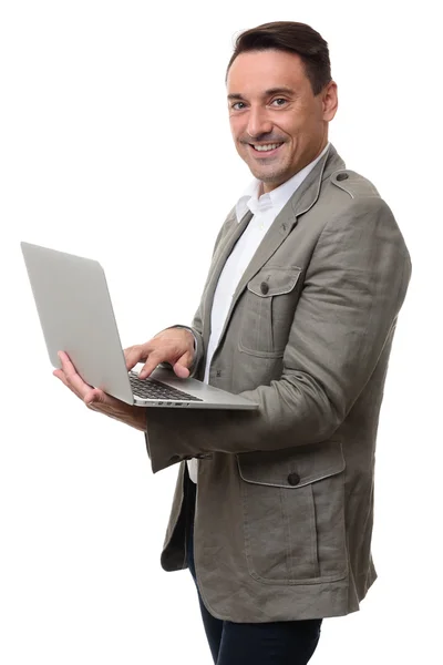 Uśmiechnięty mężczyzna młody z laptopa na białym tle — Zdjęcie stockowe