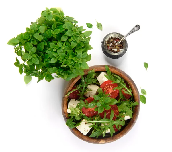Beyaz arka plan üzerinde ahşap bir kase sebze salatası — Stok fotoğraf
