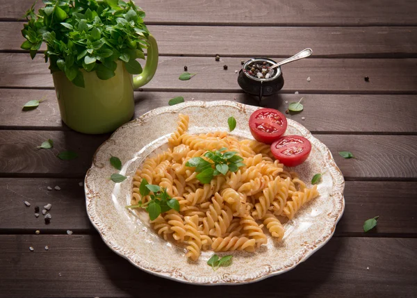 Fusilli Pasta auf einem Teller — Stockfoto