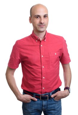 kel adam kırmızı gömlek giyiyor. İzole