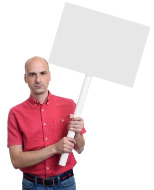 Boş afiş sopa üzerinde tutan adam. izole