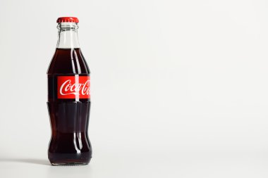 Moskova, Rusya - 9 Haziran 2016: Coca Cola cam şişe