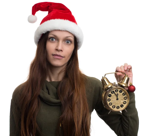 Menina animado com santa chapéu segurando relógio . — Fotografia de Stock