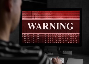 Adam geceleri dizüstü bilgisayar kullanıyor