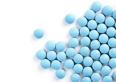 beyaz zemin üzerine mavi uyuşturucu