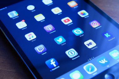 Moskova, Rusya - 16 Eylül 2016: Ipad 2 mini ekran uygulaması ile