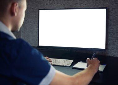 Boş ekran ile bilgisayarda çalışan adam