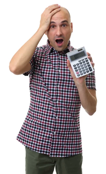Zszokowany mężczyzna trzymając Kalkulator. Na białym tle — Zdjęcie stockowe