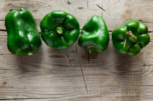 Pimiento verde sobre fondo de madera —  Fotos de Stock