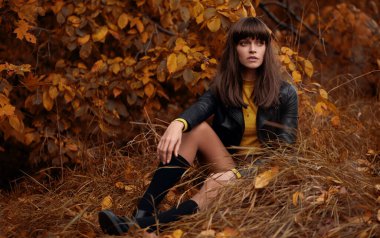 Sonbahar parkındaki güzel esmer kadın.