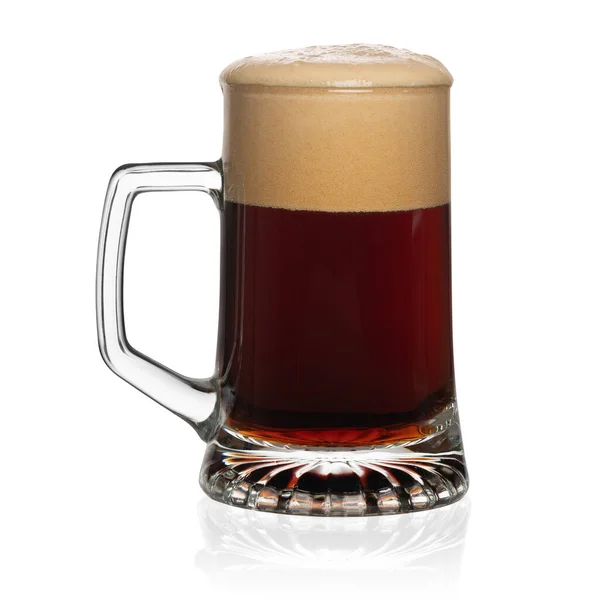 クリッピングパスを持つ白い背景に隔離された暗いポータービールのマグカップ — ストック写真