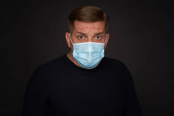 Homem Está Usar Uma Máscara Protectora Estúdio — Fotografia de Stock