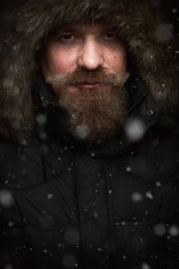 Kürk mantolu bıyıklı orta yaşlı sakallı bir adam. Soğuk kış gecesi.