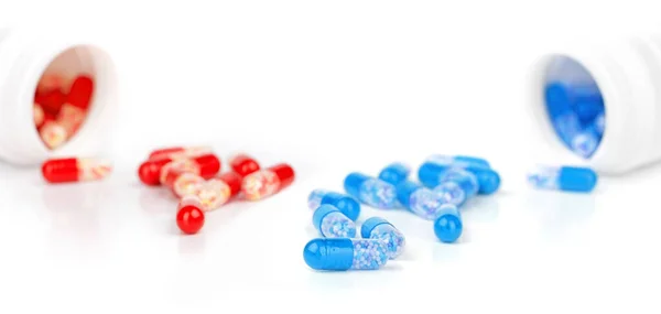 Capsules Médicales Rouges Bleues Pilules Isolées Sur Blanc — Photo