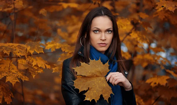 Zewnątrz Portret Kobiety Średnim Wieku Jesiennym Parku — Zdjęcie stockowe