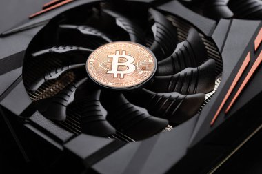 Grafik kartında Bitcoin para var. Madencilik kripto para birimi. Engelleme teknolojisi