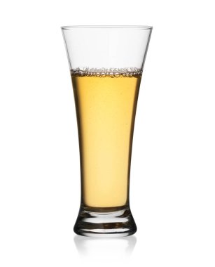 Kırpma yolu ile beyaz arkaplanda izole edilmiş bir bardakta elma suyu