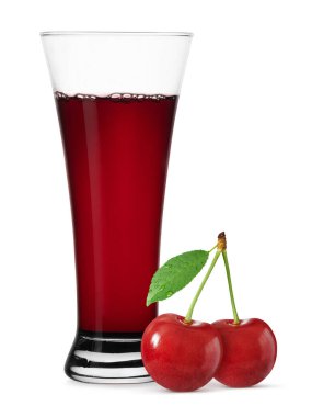 Beyaz arka planda izole edilmiş bir bardak kiraz suyu.