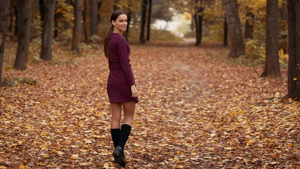 Giovane Donna Felice Nel Parco Autunnale — Foto Stock