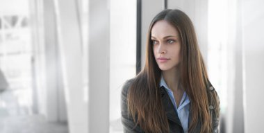 Güzel esmer bir kadının şehir portresi.