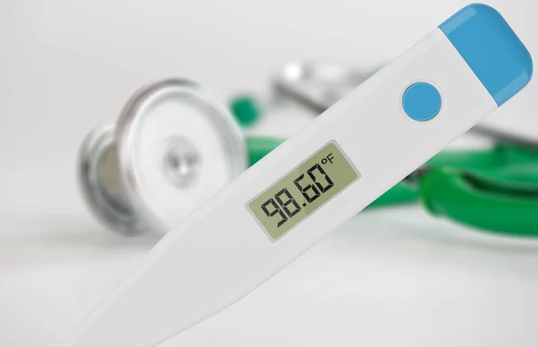 人体温度を測定するための電子医療用温度計です 通常の36 または98 60華氏をフィーバーします 3Dイラスト — ストック写真
