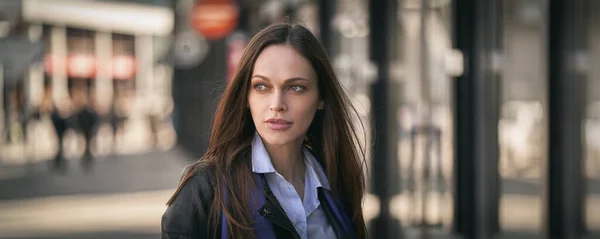 Pretty Brunette Woman Wearing Casual Clothes City Street — Stock Photo, Image