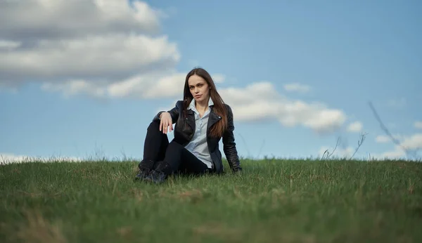 Mulher Morena Bonita Está Gostando Natureza Menina Senta Uma Grama — Fotografia de Stock