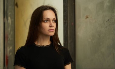 Güzel bir kadının şehir portresi. Şehirdeki kız.