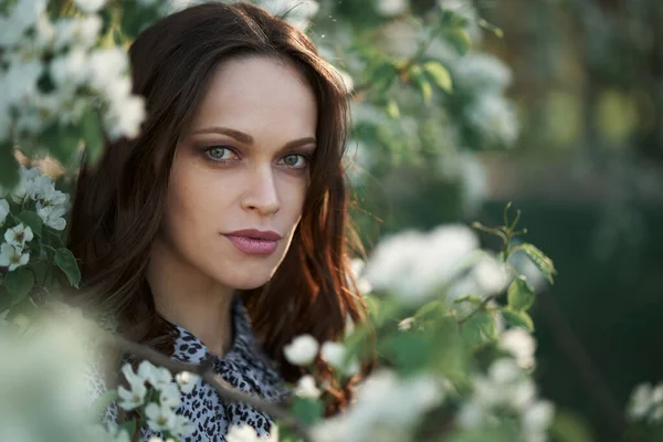 Porträt Einer Schönen Frau Blühenden Garten — Stockfoto