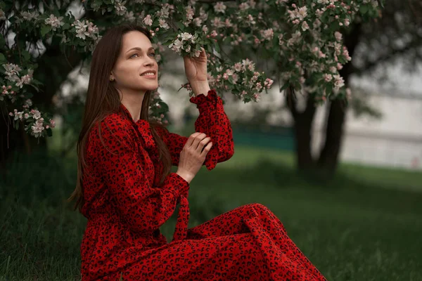Portret Van Een Mooie Vrouw Bloeiende Tuin — Stockfoto