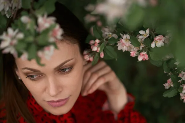 Portret Van Een Mooie Vrouw Bloeiende Tuin — Stockfoto