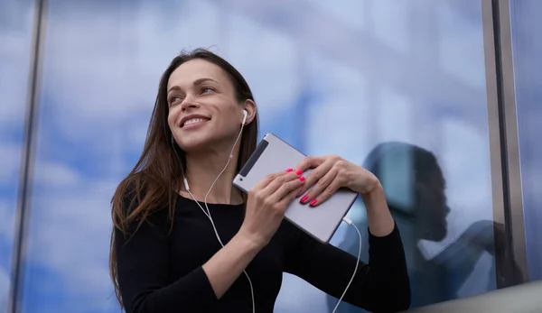 Kvinnan Lyssnar Musik Telefon Utomhusporträtt — Stockfoto