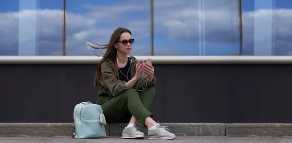 Kadın Telefonda Müzik Dinliyormuş Açık Hava Portresi — Stok fotoğraf