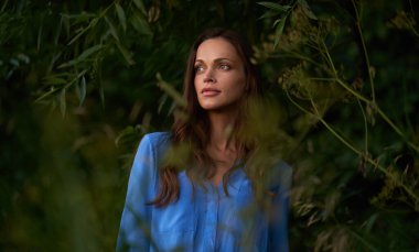 Doğadaki güzel bir harikanın yaz portresi. Huzurlu insanlar