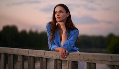 Doğadaki güzel bir harikanın yaz portresi. Huzurlu insanlar