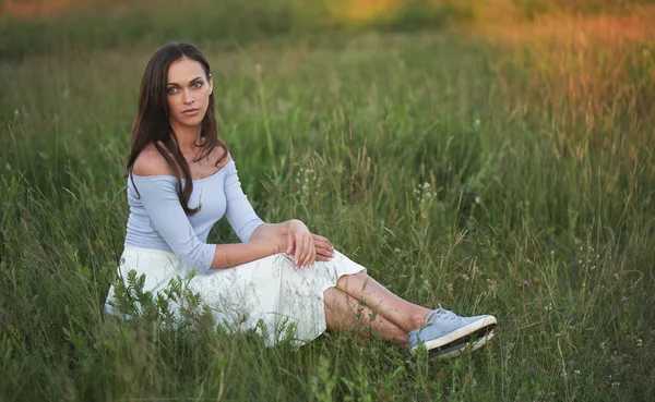 Una Bella Donna Anni Seduta Erba Riposo Alla Natura — Foto Stock