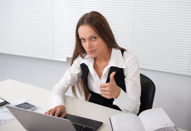 iş kadını ofiste dizüstü ile