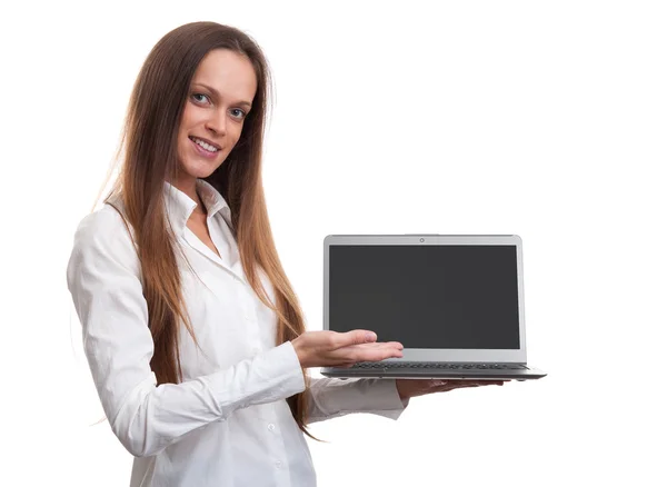 Geschäftsfrau präsentiert etwas auf ihrem Laptop — Stockfoto