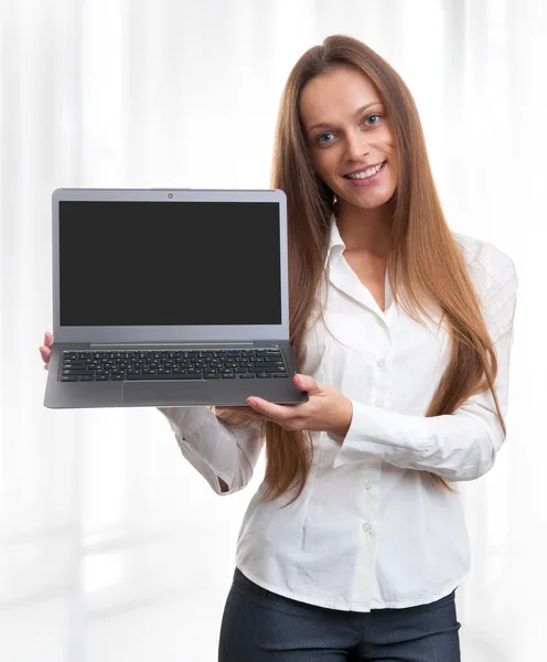 Empresária com computador portátil — Fotografia de Stock