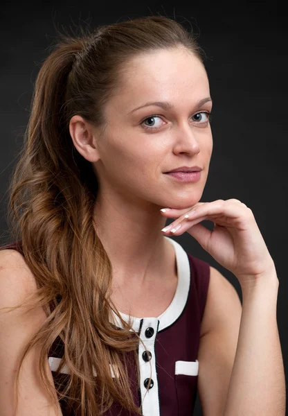 Amigável sorridente jovem mulher retrato — Fotografia de Stock