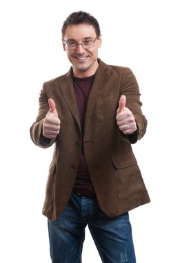 gülümseyen ve gösterilen yakışıklı delikanlı thumbs-up