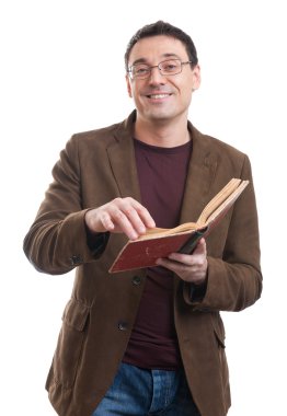 Casual adam gülümseme ve bir kitap okuma