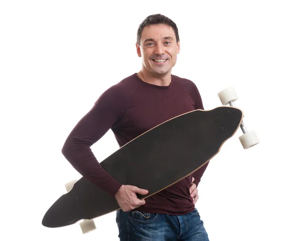 Feliz hombre sonriente sosteniendo longboard en su mano —  Fotos de Stock